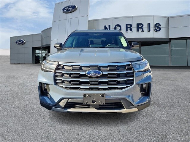 2025 Ford Explorer photo 2