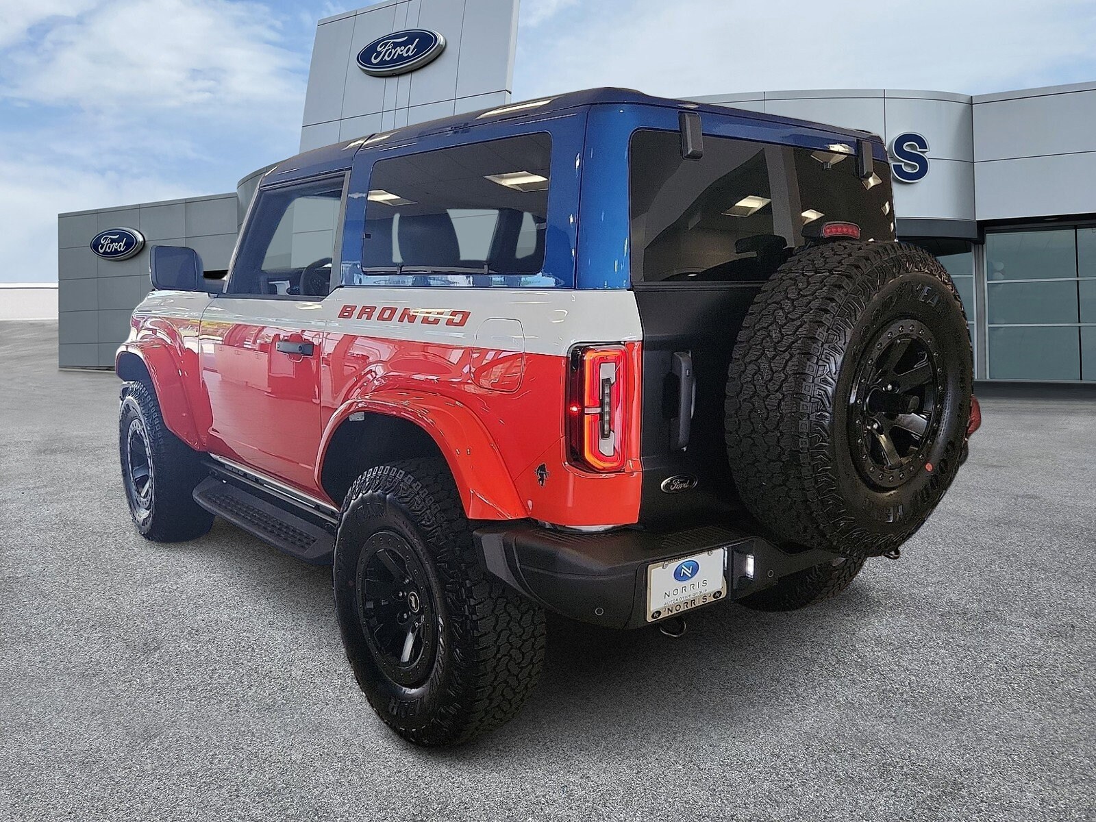 2025 Ford Bronco First Edition photo 2