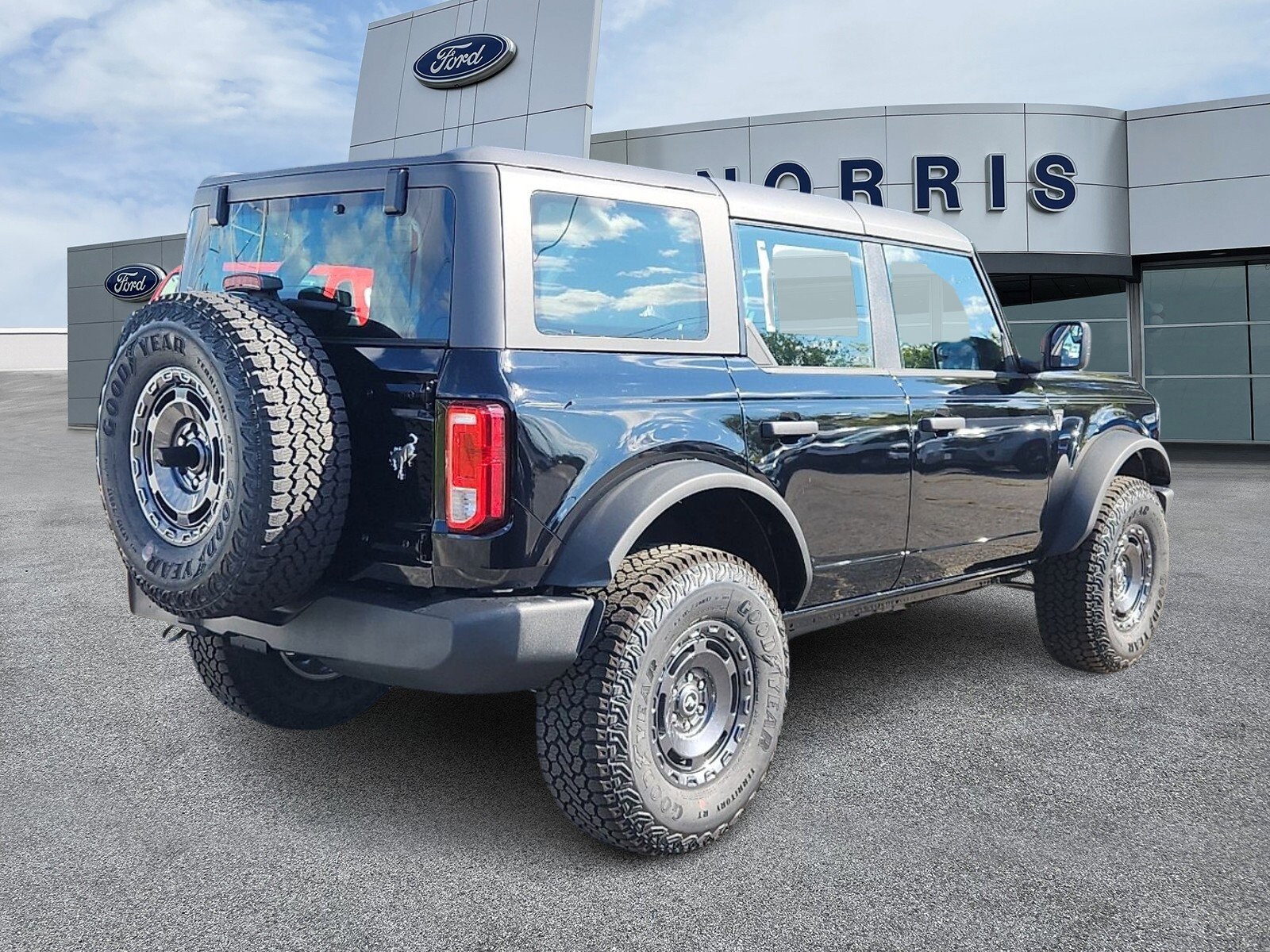 2025 Ford Bronco Base photo 4