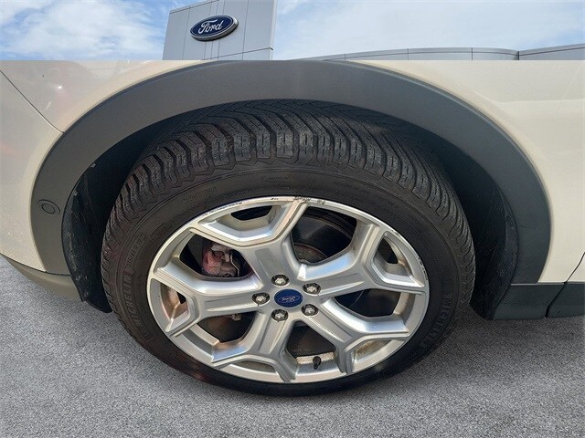 2019 Ford Escape Titanium photo 2