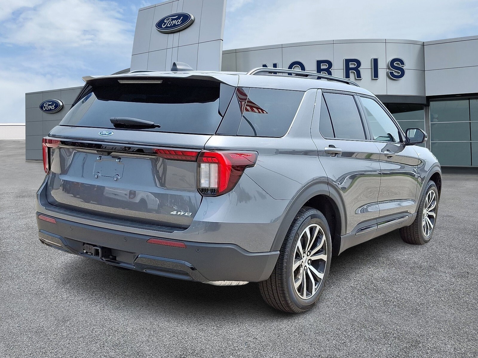 2025 Ford Explorer ST-Line photo 4