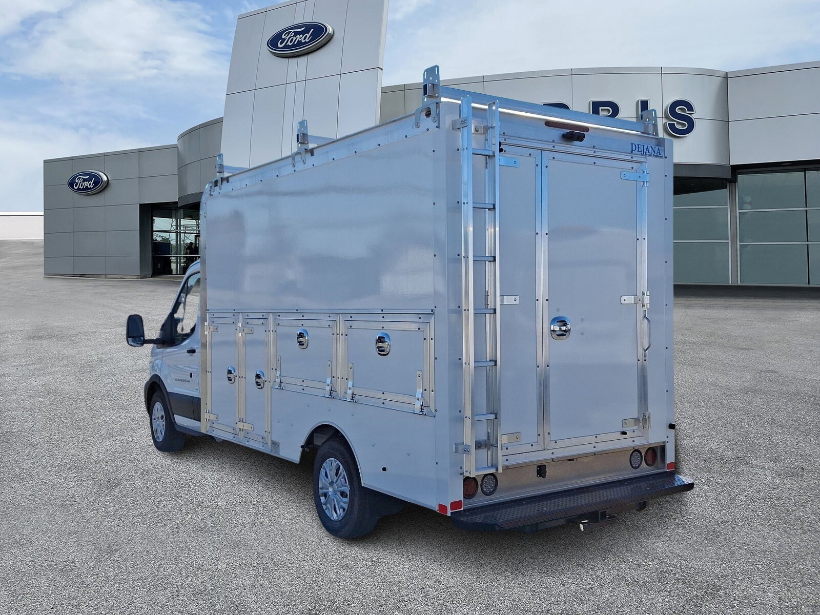 2024 Ford Transit Cutaway photo 3