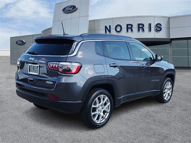 2023 Jeep Compass Latitude Lux photo 3