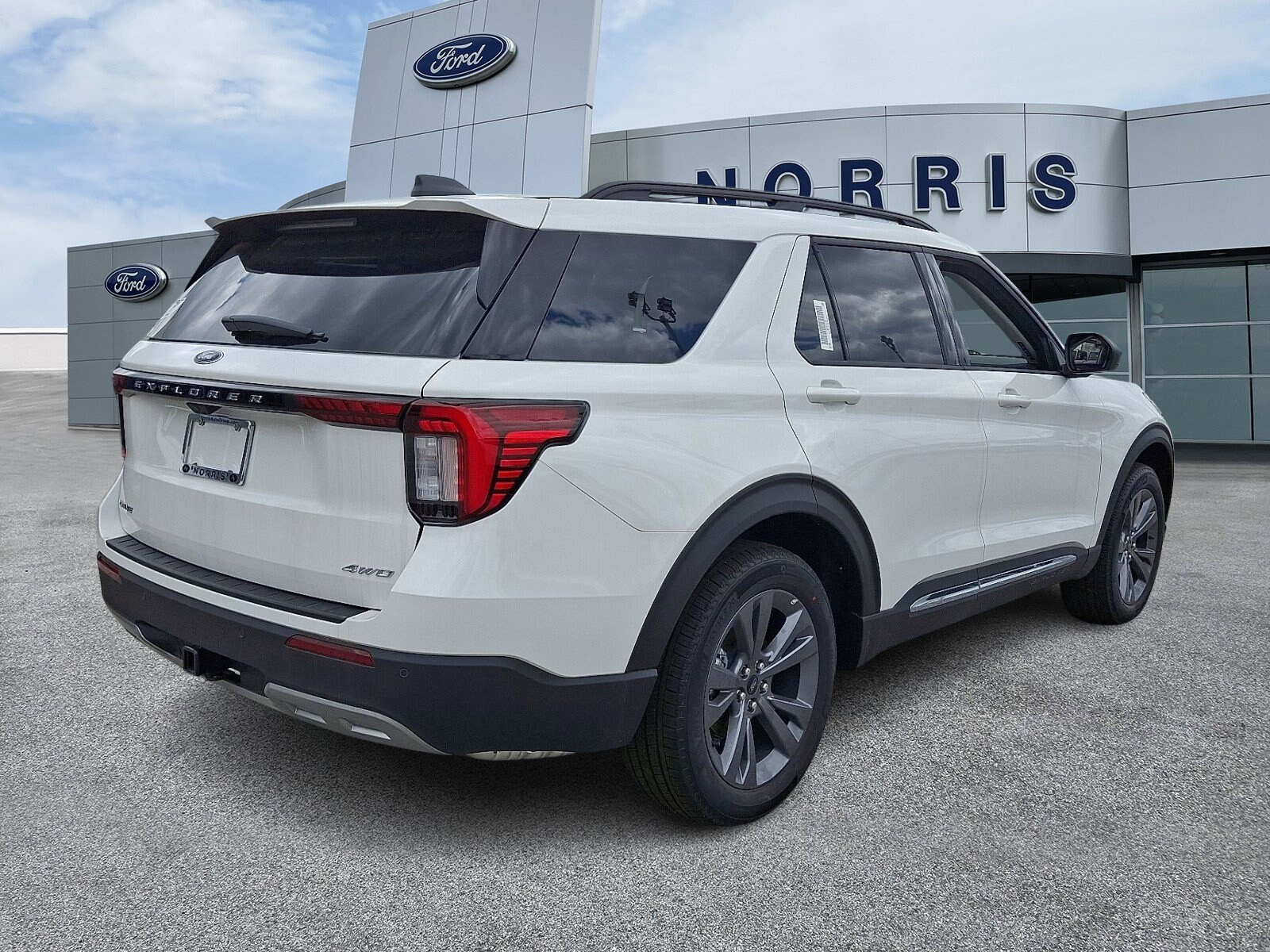 2025 Ford Explorer photo 3