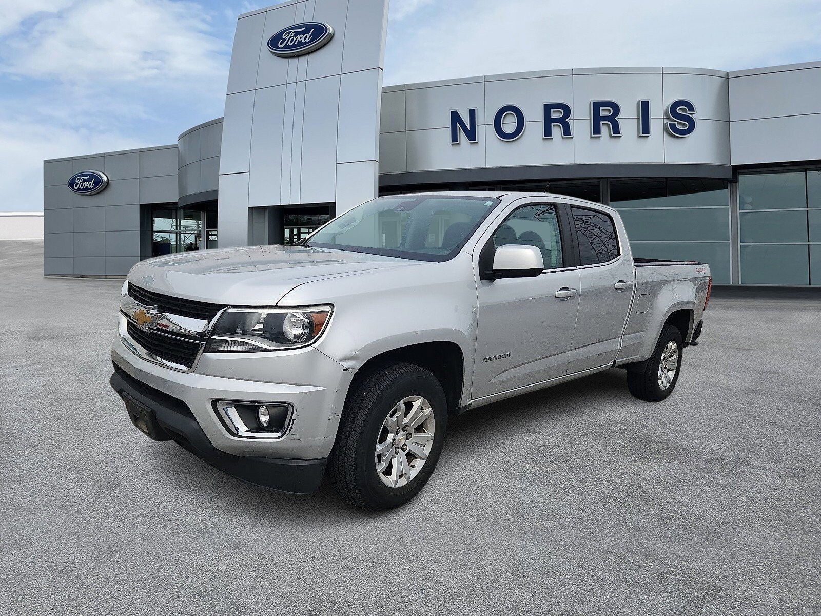 2019 Chevrolet Colorado LT photo 2