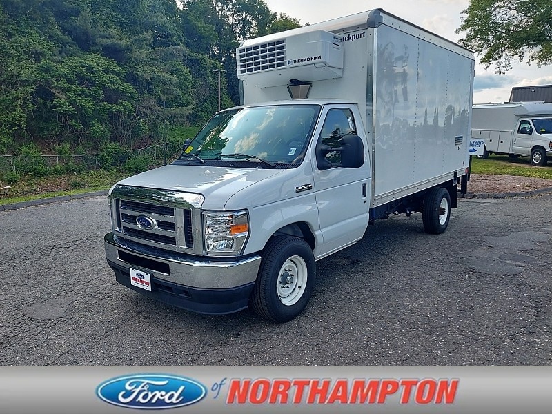 2025 Ford E-Series Cutaway Base's photo