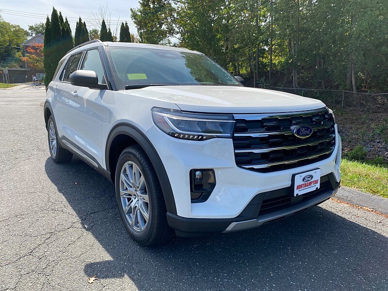 2025 Ford Explorer photo 3