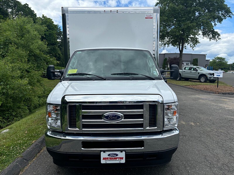 2025 Ford E-450 Cutaway photo 2