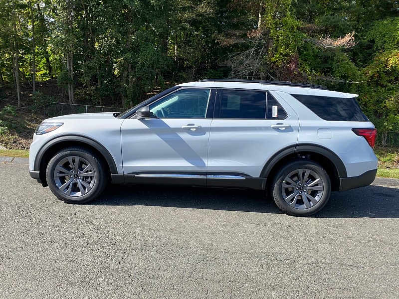 2025 Ford Explorer photo 3