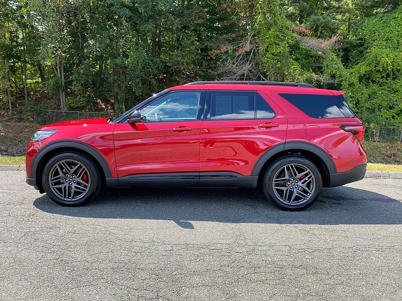 2025 Ford Explorer ST photo 4