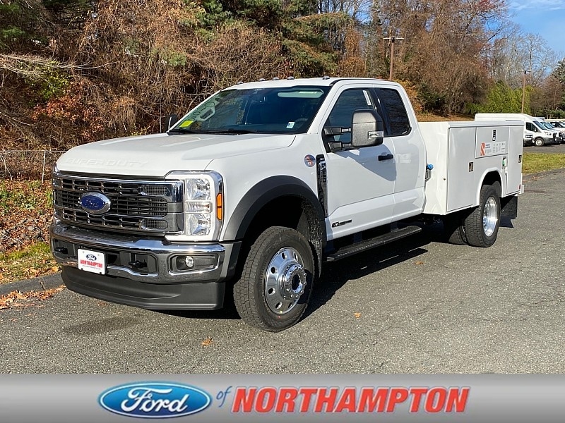 2026 Ford F-450 Super Duty Chassis Cab XLT's photo