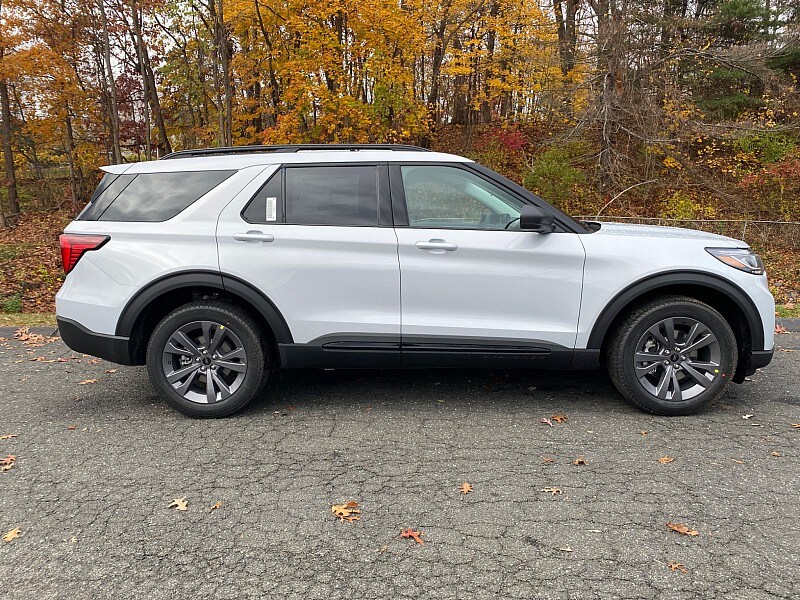 2026 Ford Explorer photo 4