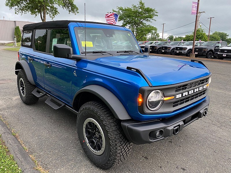 2024 Ford Bronco Black Diamond photo 3