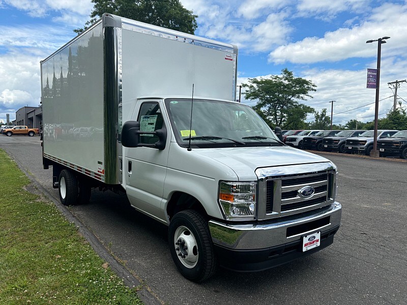 2025 Ford E-450 Cutaway photo 3