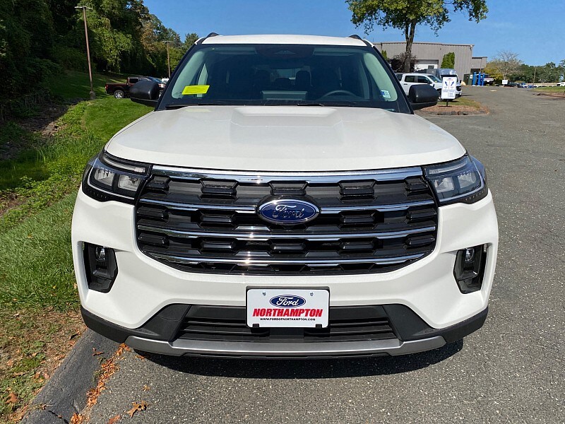 2025 Ford Explorer photo 2