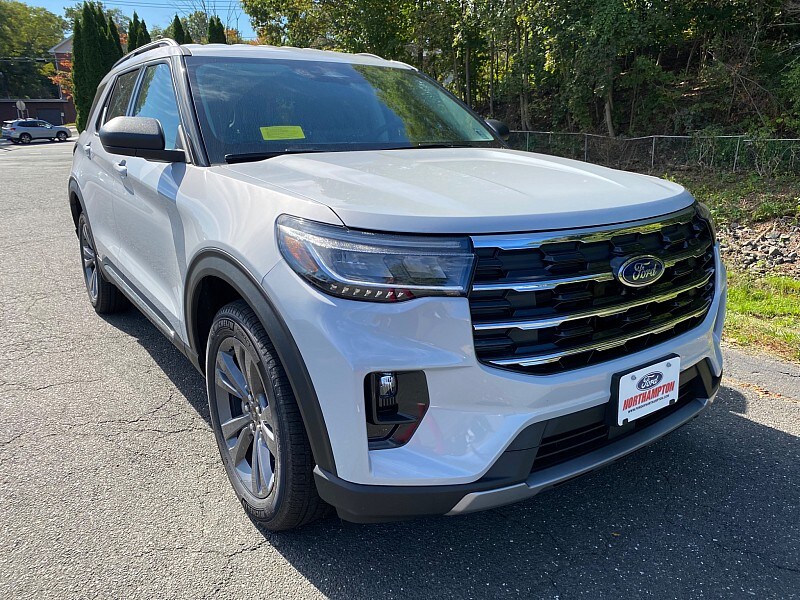 2025 Ford Explorer photo 2
