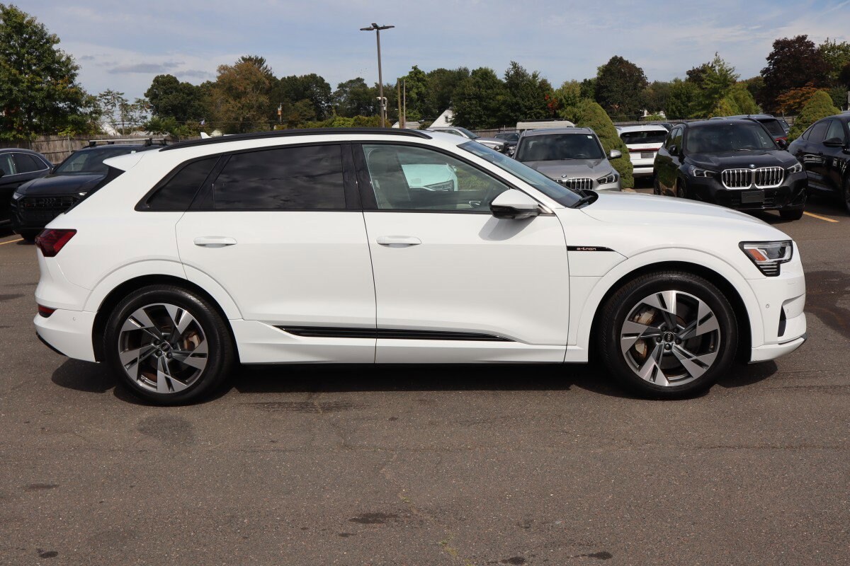 2022 Audi e-tron Premium photo 3