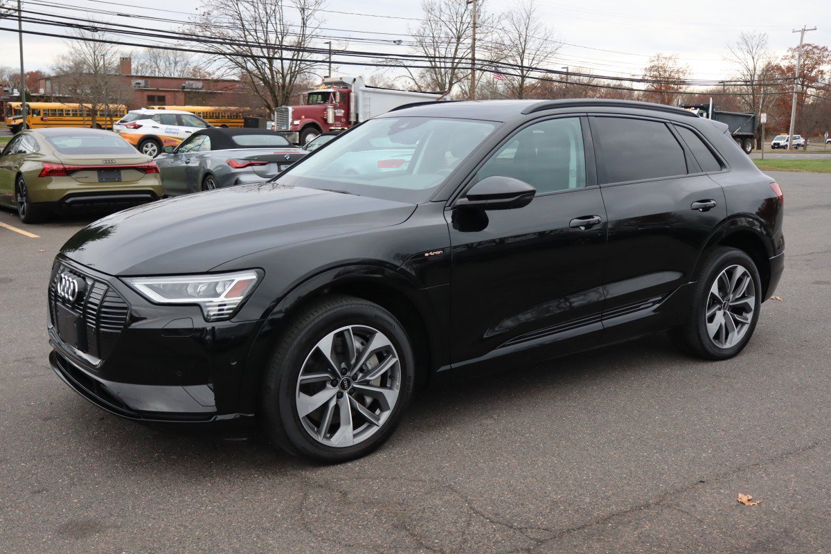 2021 Audi e-tron Premium Plus's photo