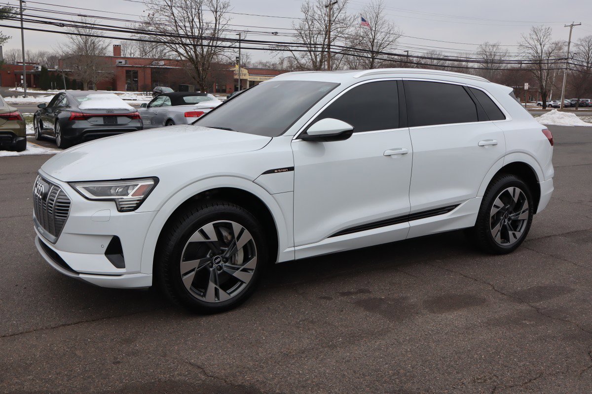 2021 Audi e-tron Premium's photo