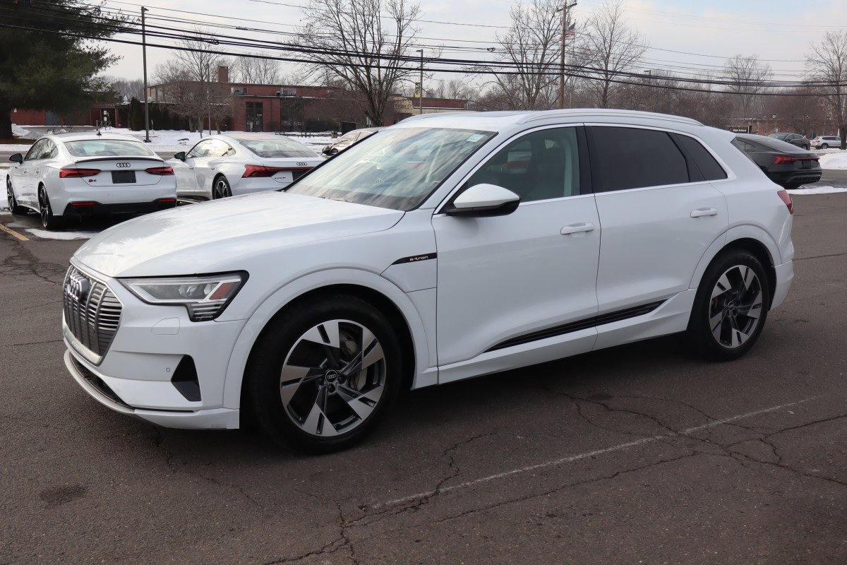 2021 Audi e-tron Premium's photo