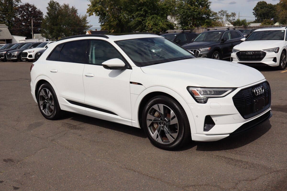 2022 Audi e-tron Premium photo 2