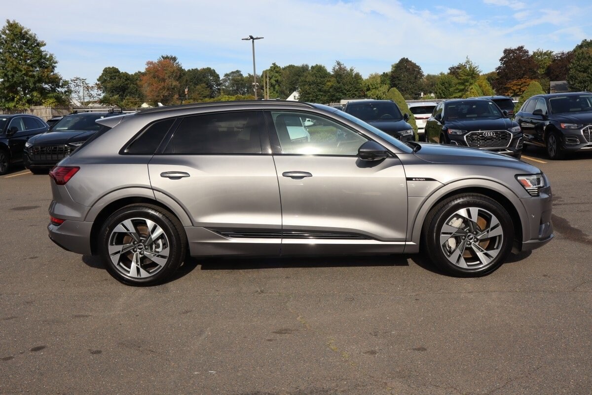 2021 Audi e-tron Premium photo 3