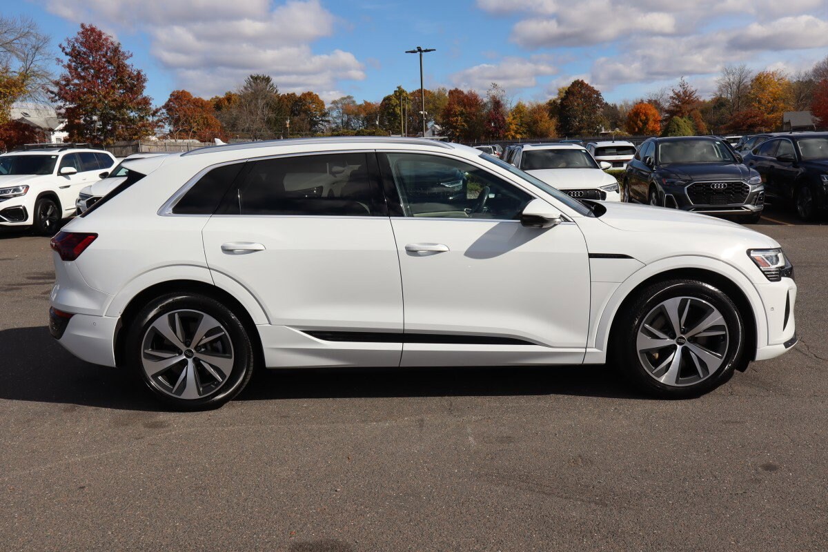 2024 Audi Q8 Premium Plus photo 2