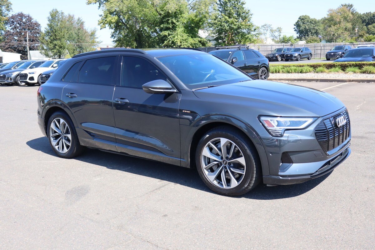 2021 Audi e-tron Premium Plus photo 2