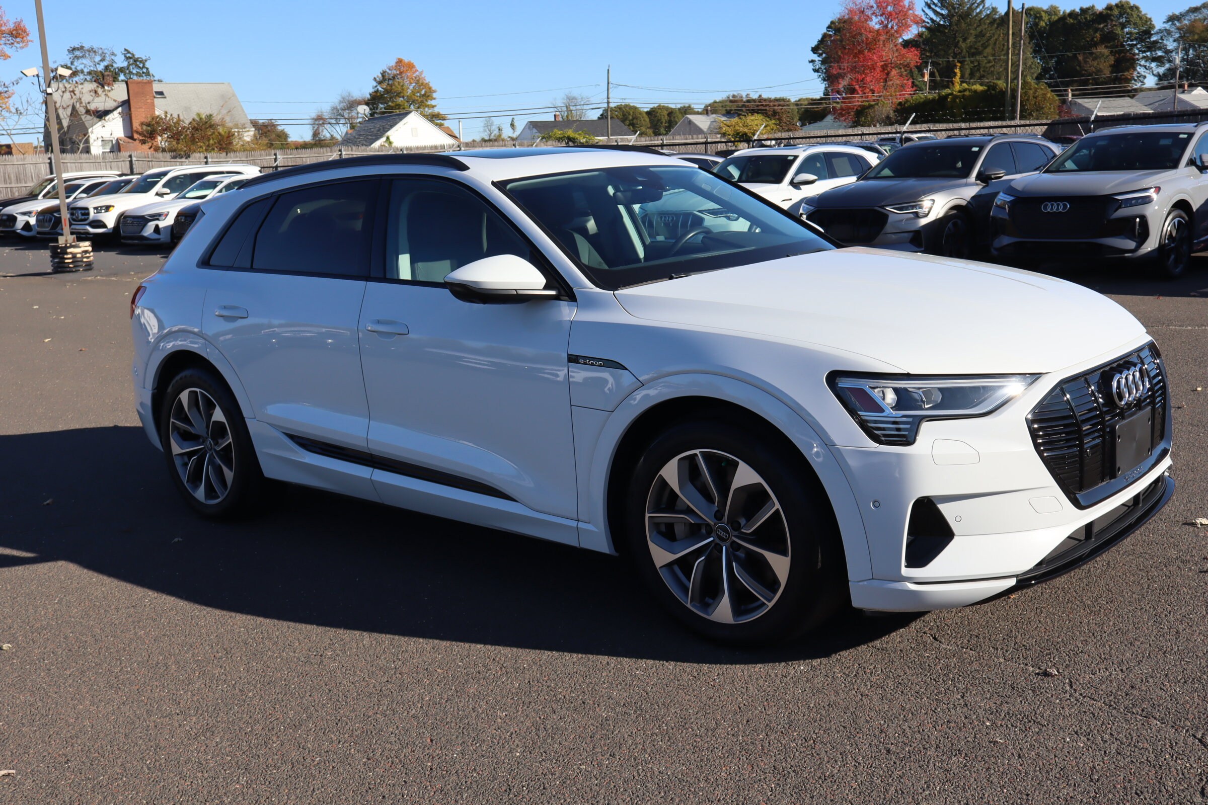 2021 Audi e-tron Premium Plus photo 2