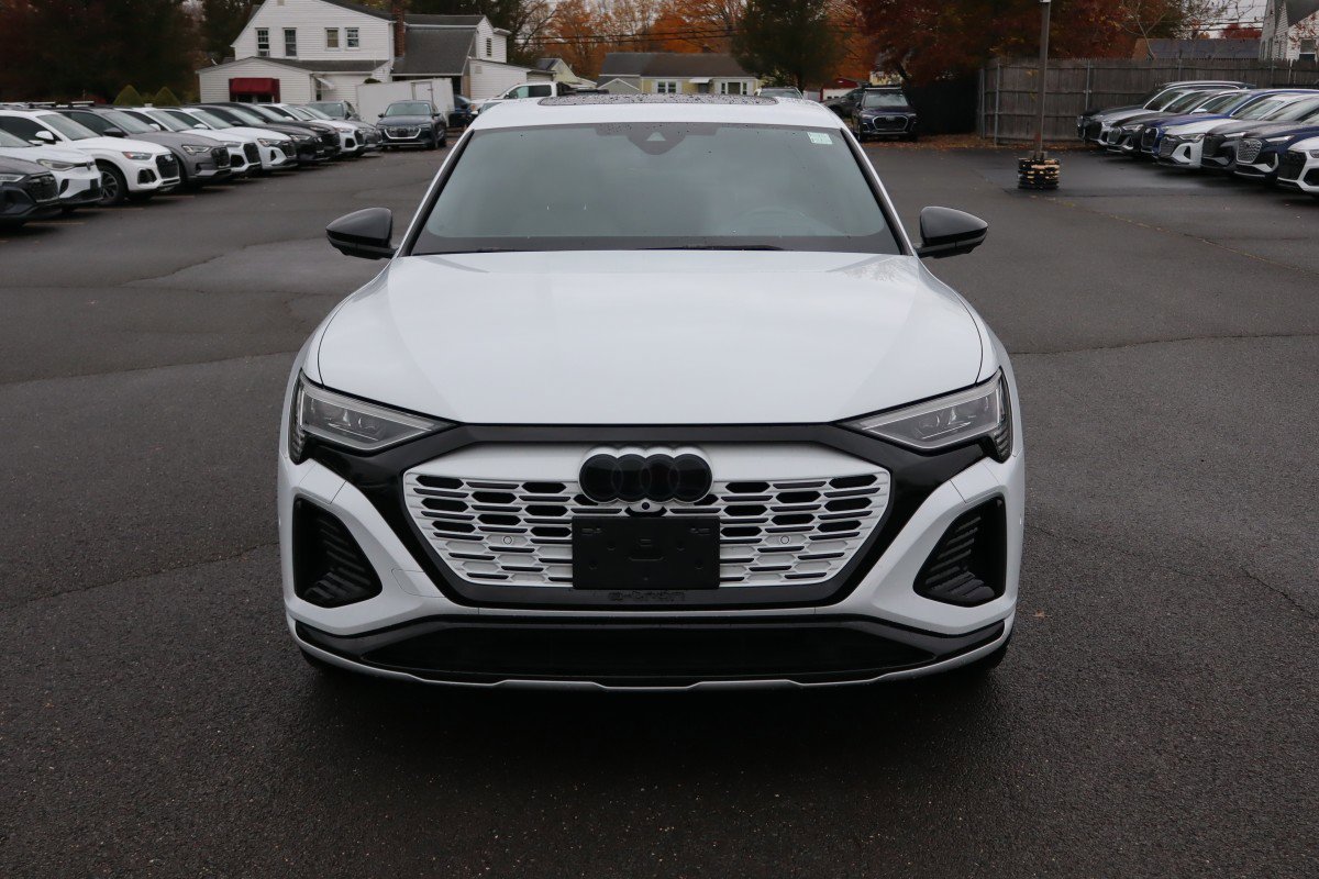2024 Audi Q8 Prestige photo 2