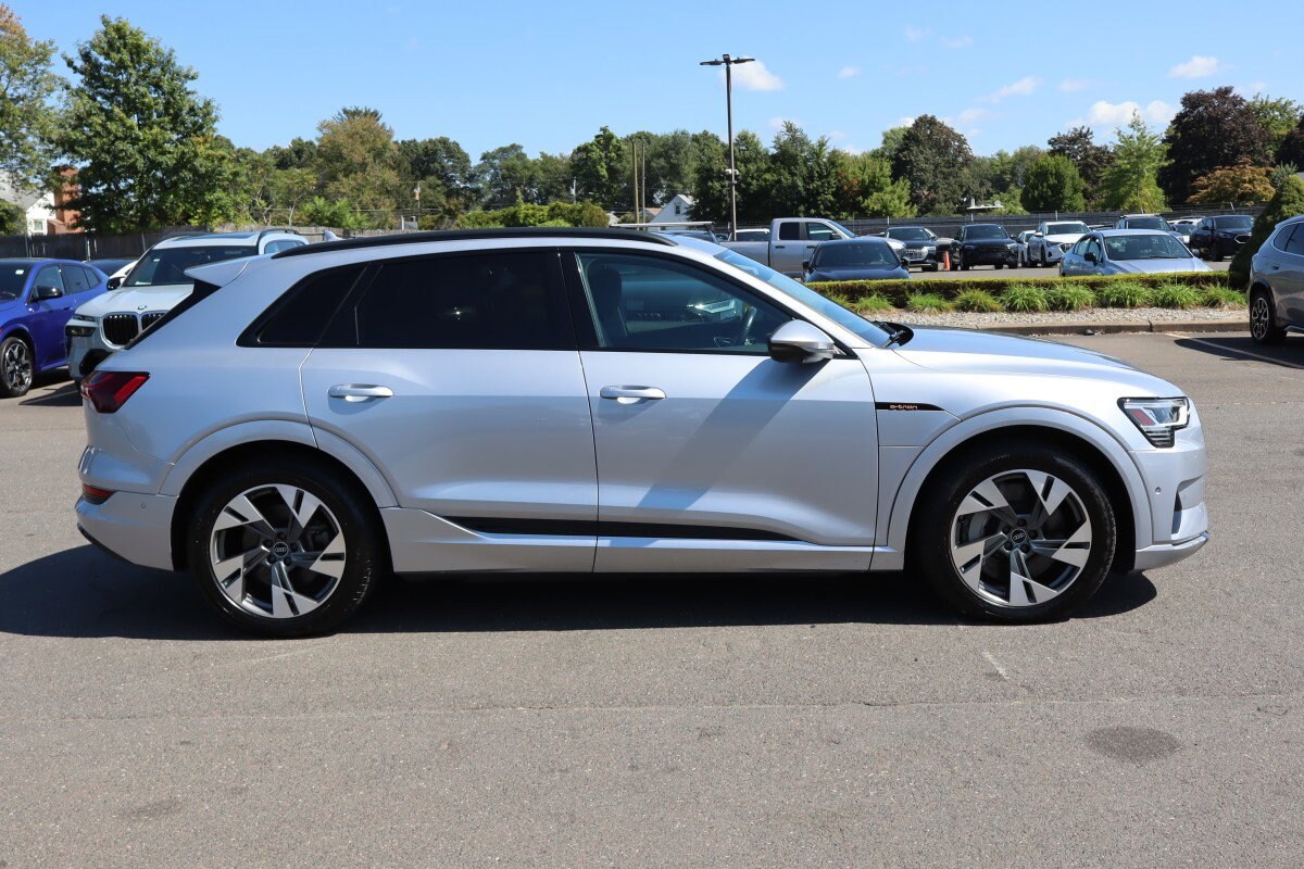 2021 Audi e-tron Premium photo 2