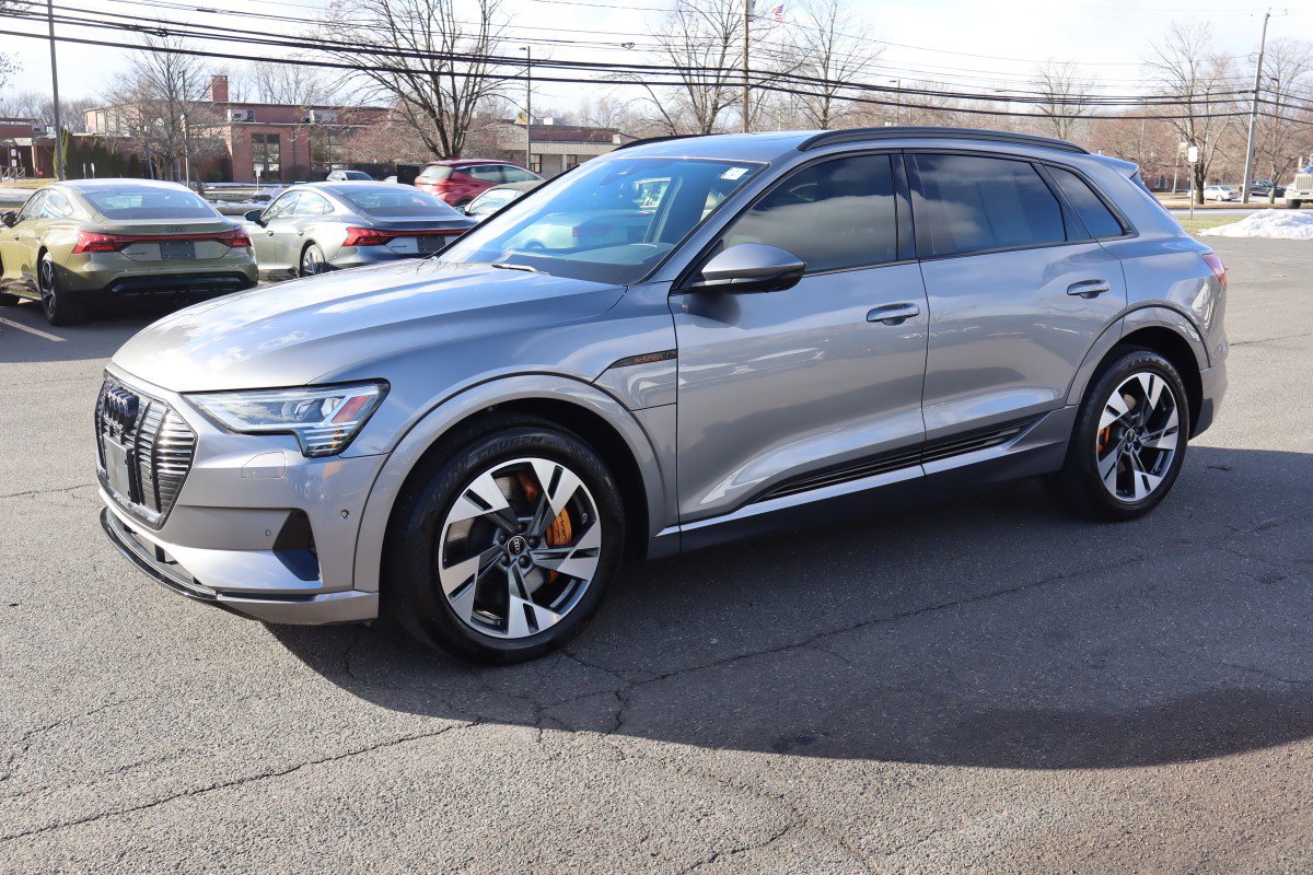 2023 Audi e-tron Premium's photo