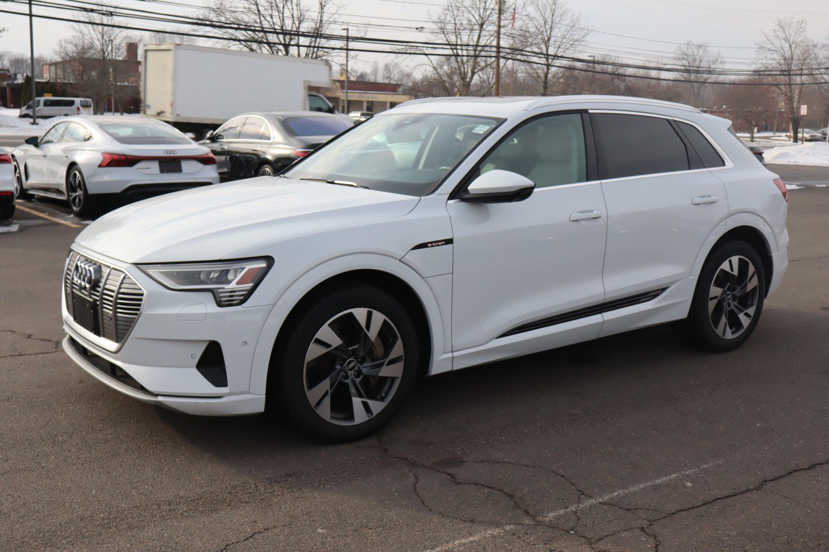 2022 Audi e-tron Premium Plus's photo