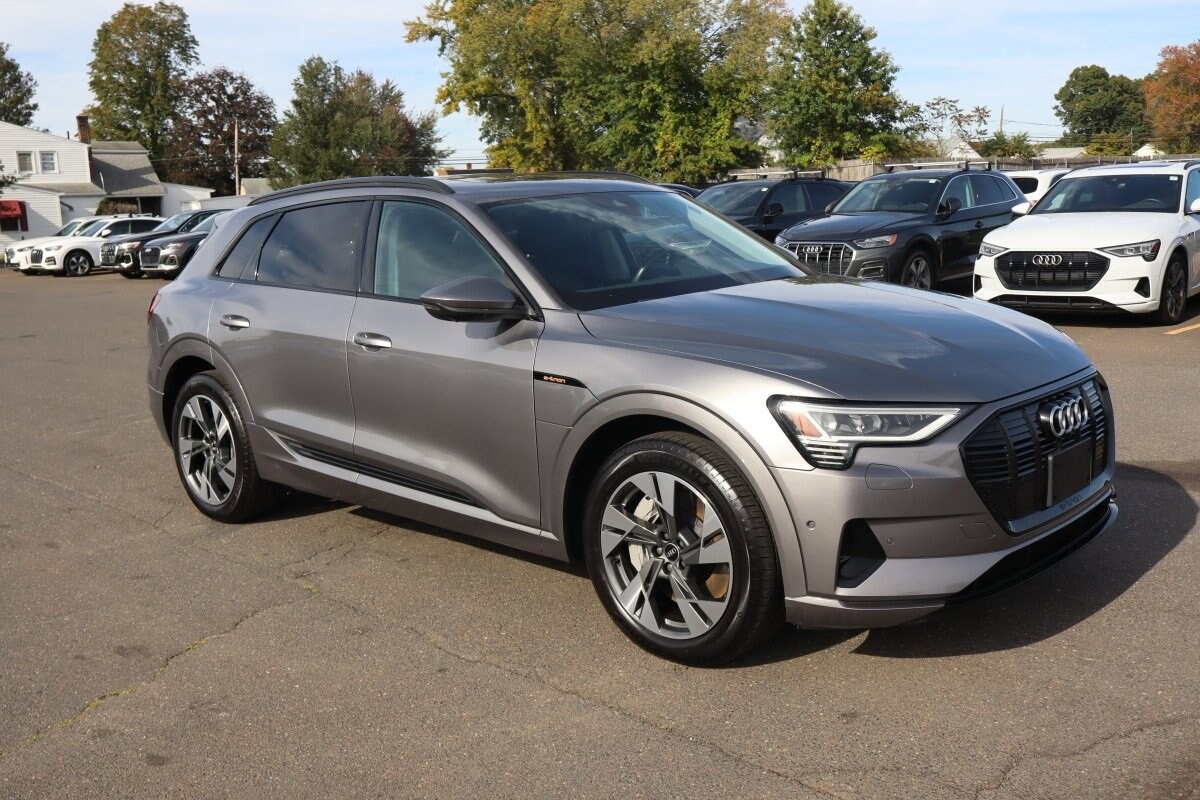 2021 Audi e-tron Premium photo 2