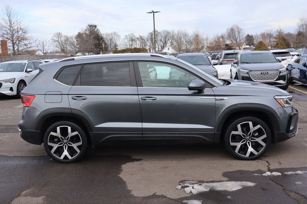 2022 Volkswagen Taos SEL photo 3