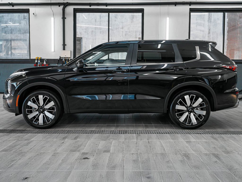 2025 Mitsubishi Outlander SE photo 3