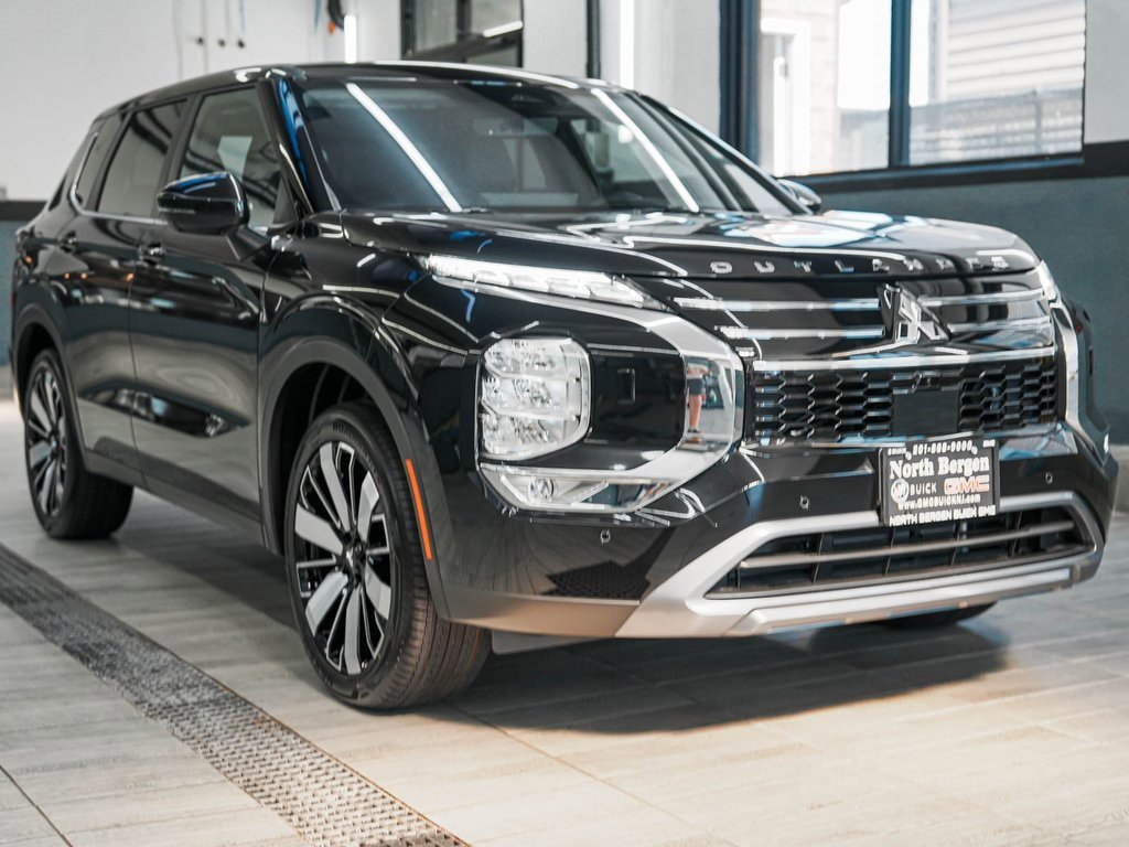 2025 Mitsubishi Outlander SE photo 2