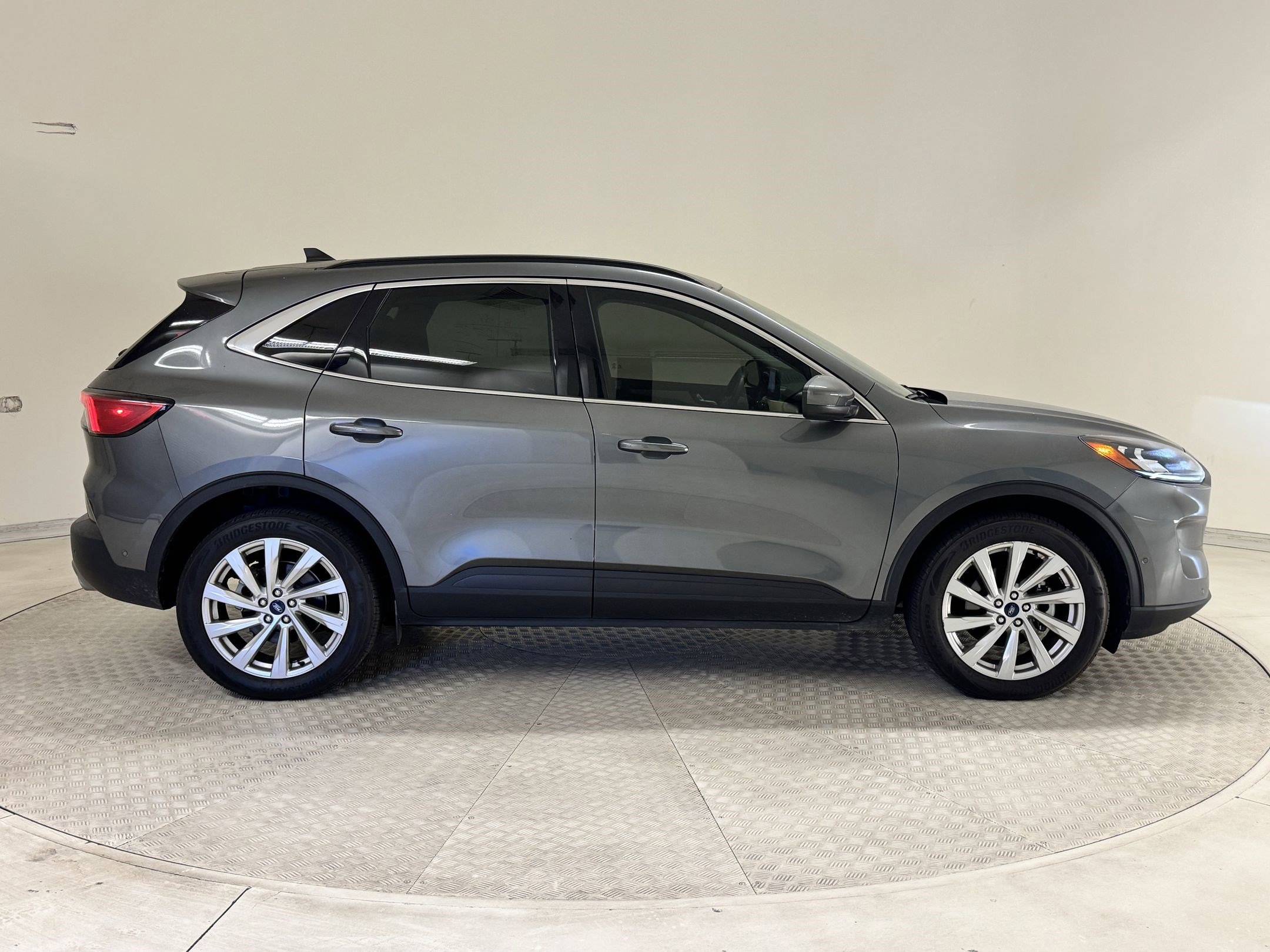 2022 Ford Escape Titanium photo 4