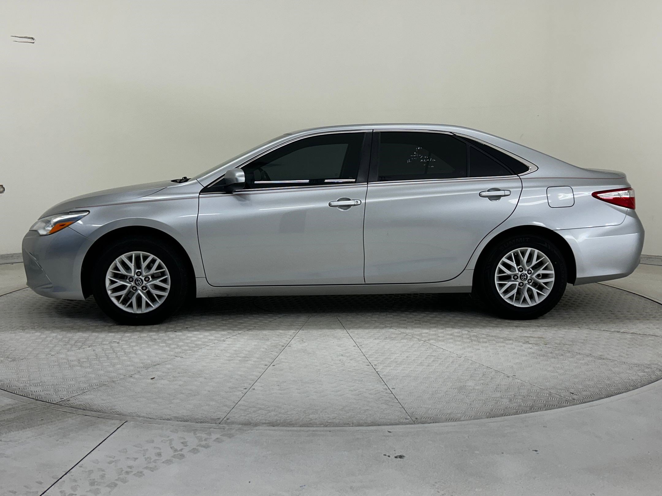 2016 Toyota Camry LE photo 2