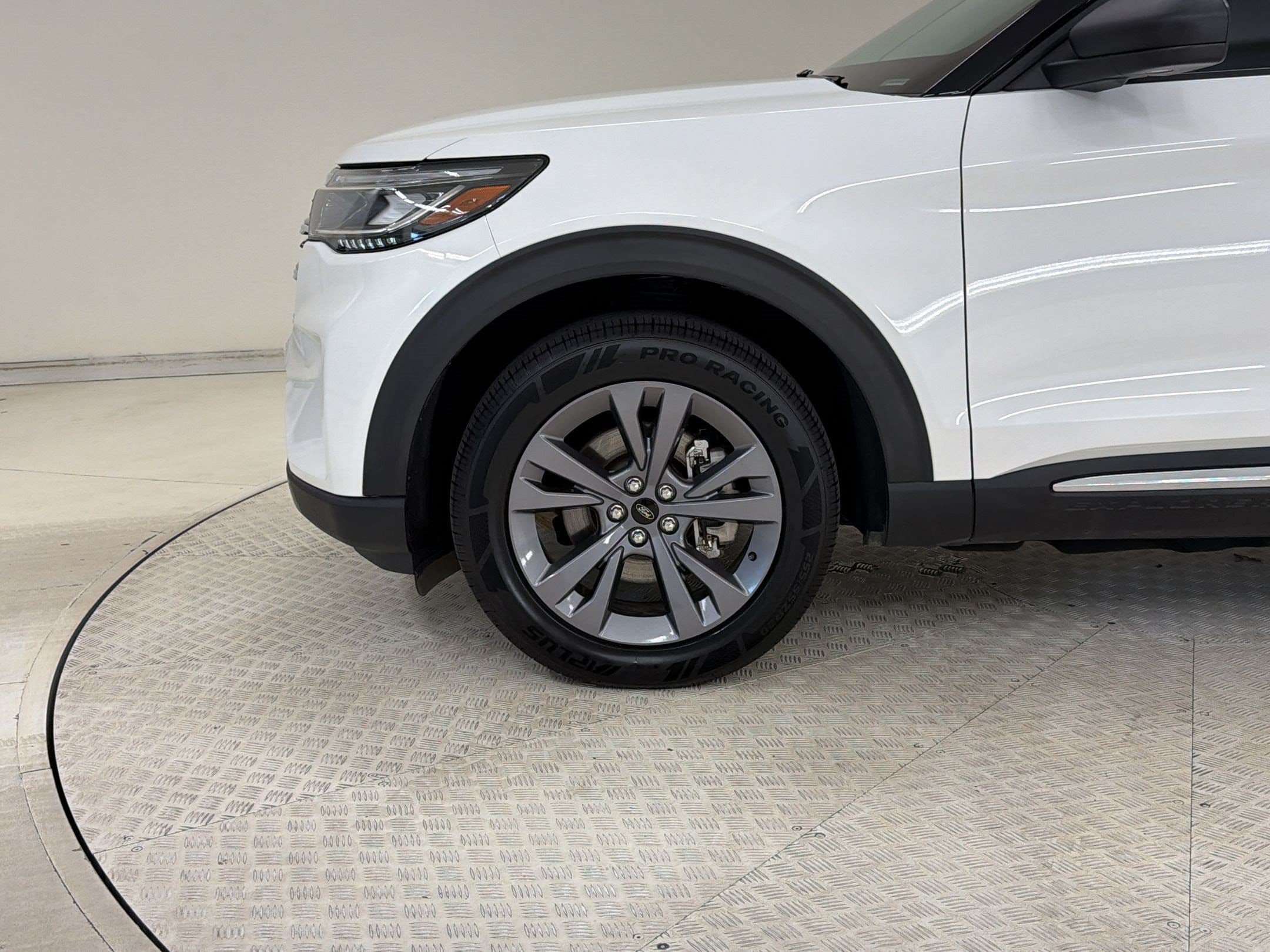 2025 Ford Explorer Active - Photo 13