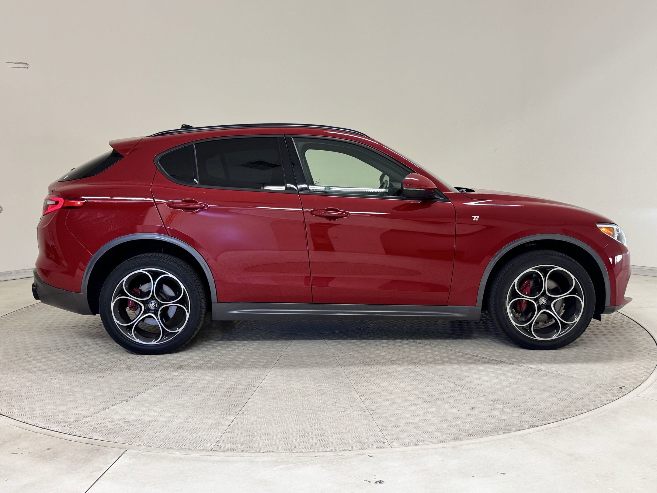 2022 Alfa Romeo Stelvio Ti photo 4