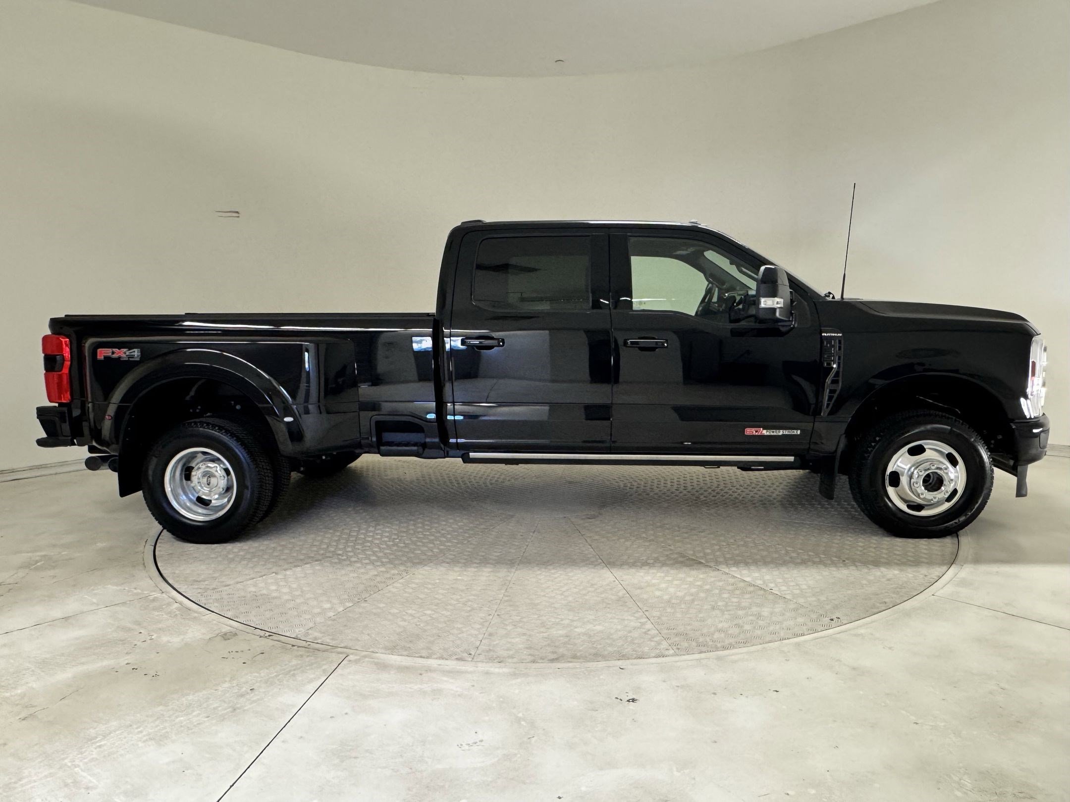 2025 Ford F-350 Platinum photo 4