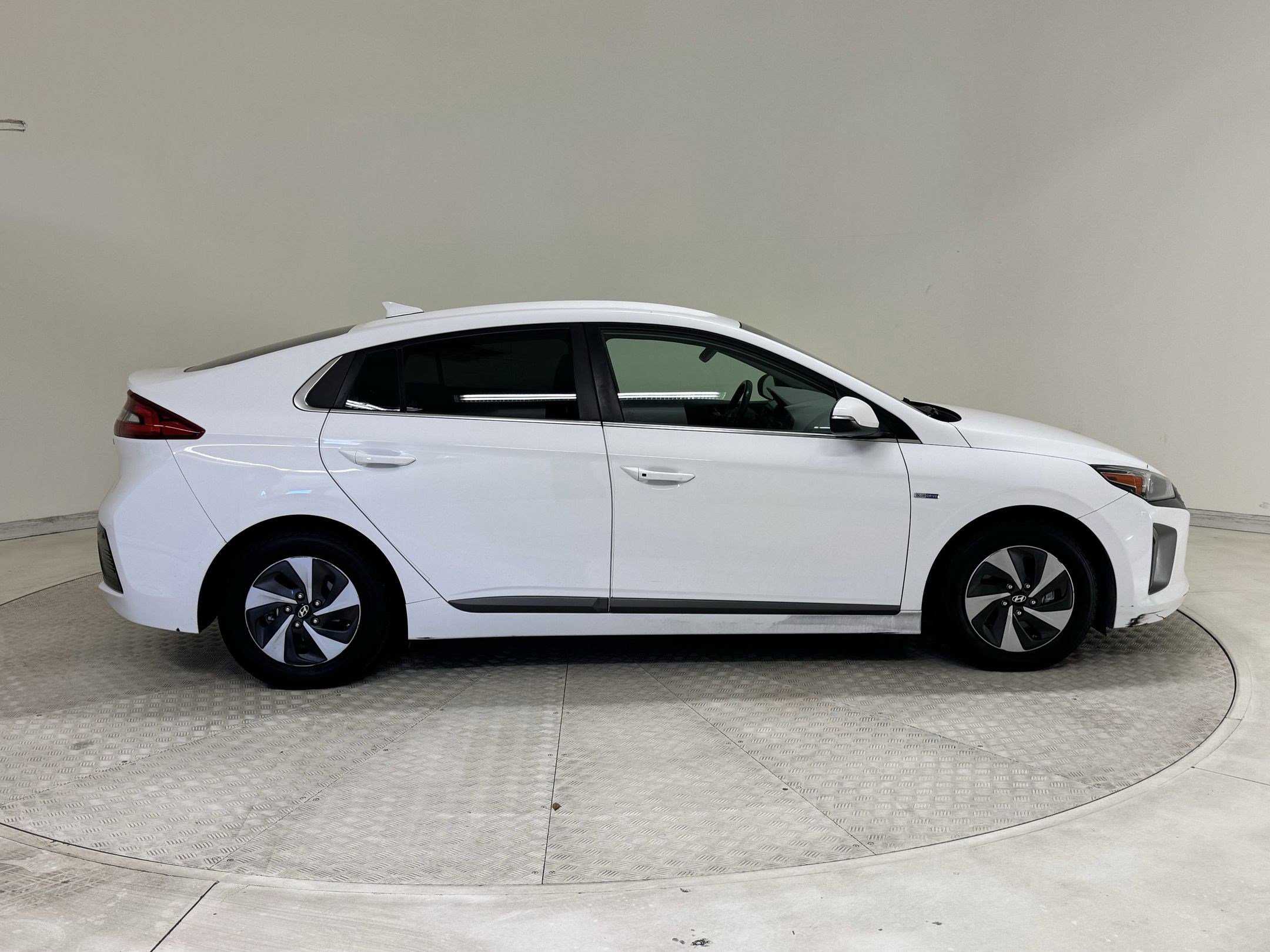 2017 Hyundai Ioniq SEL photo 2