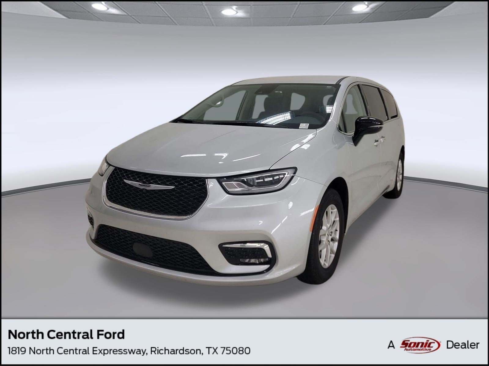 2024 Chrysler Pacifica Touring L's photo
