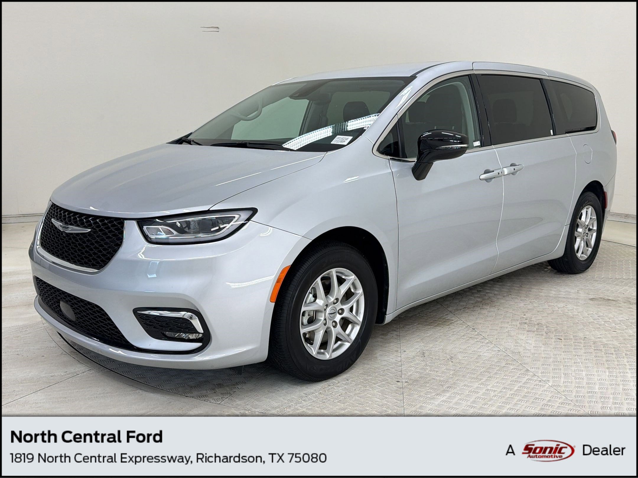 2024 Chrysler Pacifica Touring L's photo