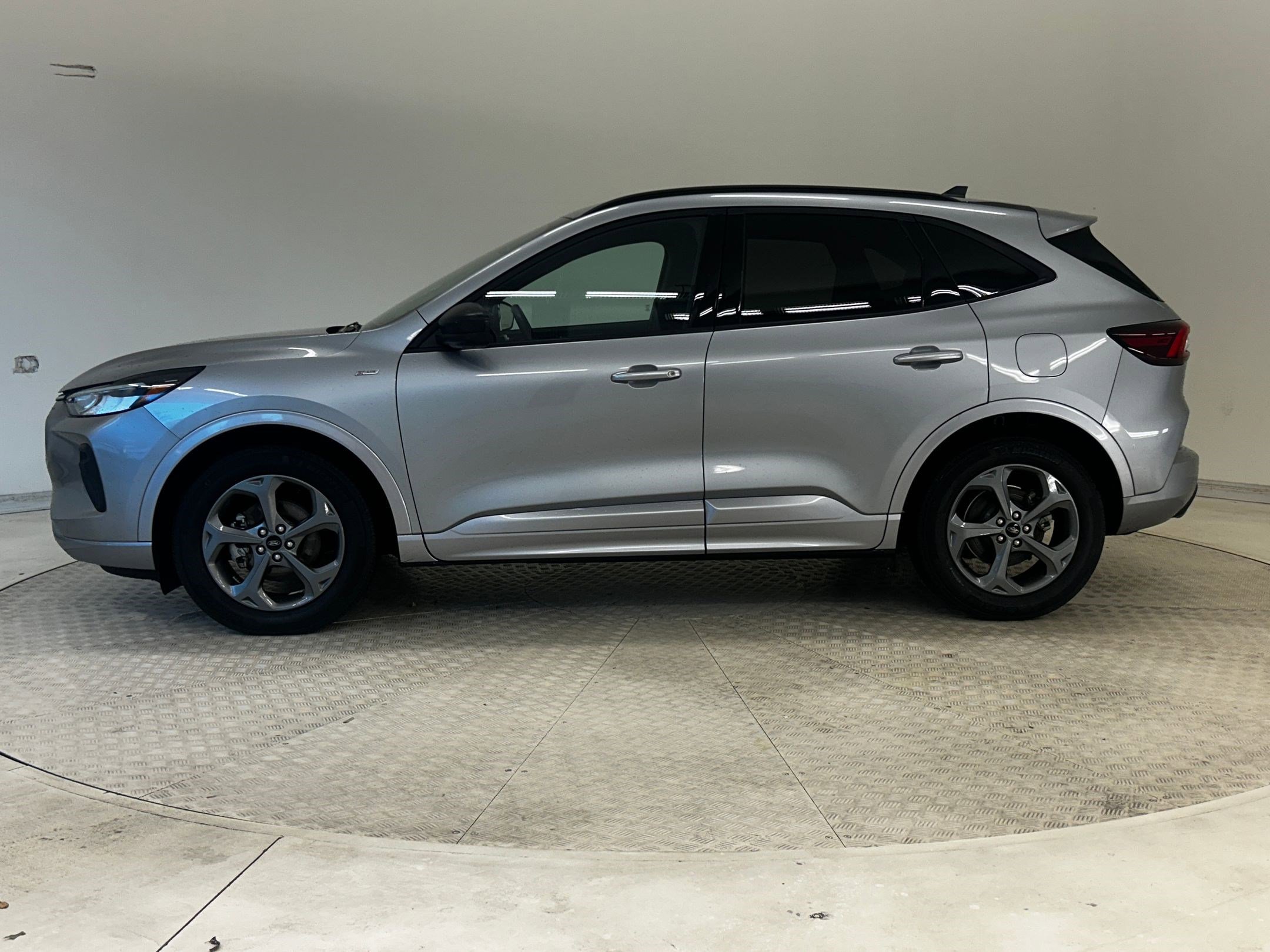 2024 Ford Escape ST-Line photo 2