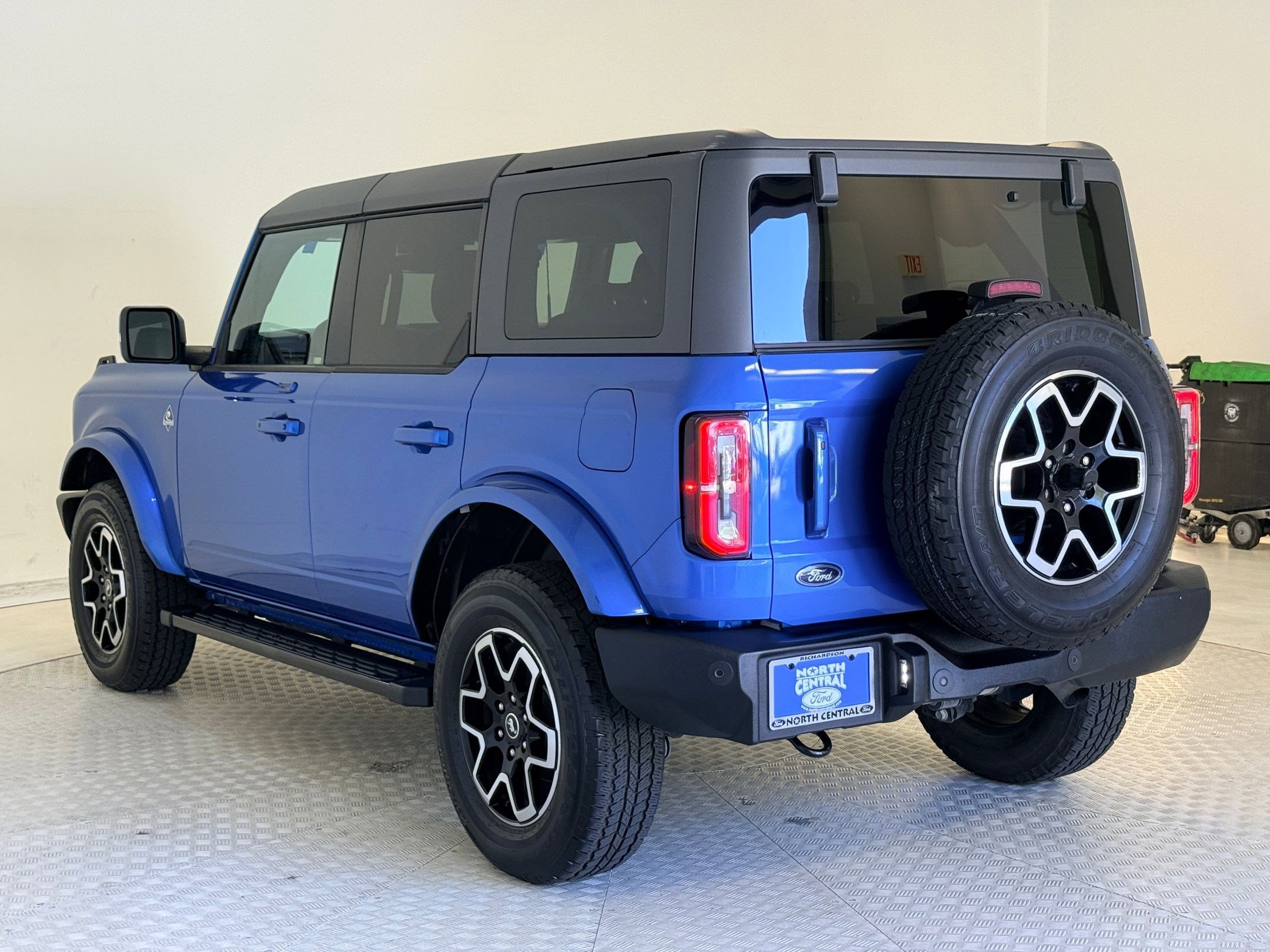 2023 Ford Bronco Outer Banks photo 3