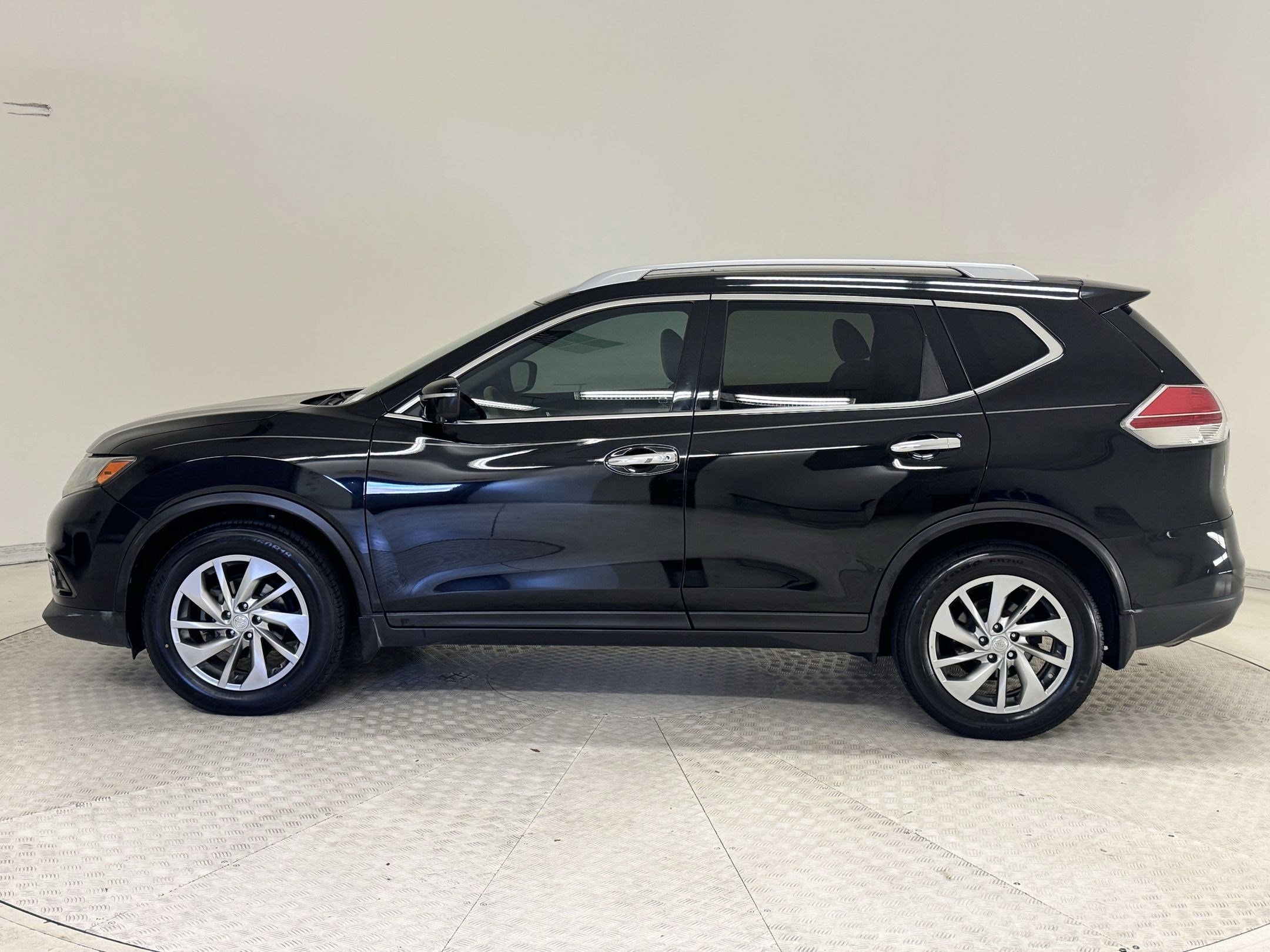Used 2014 Nissan Rogue SL with VIN 5N1AT2MTXEC871551 for sale in Richardson, TX