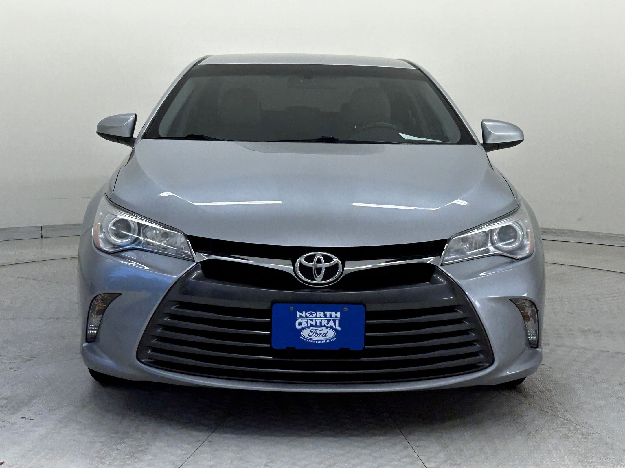 2016 Toyota Camry LE photo 4