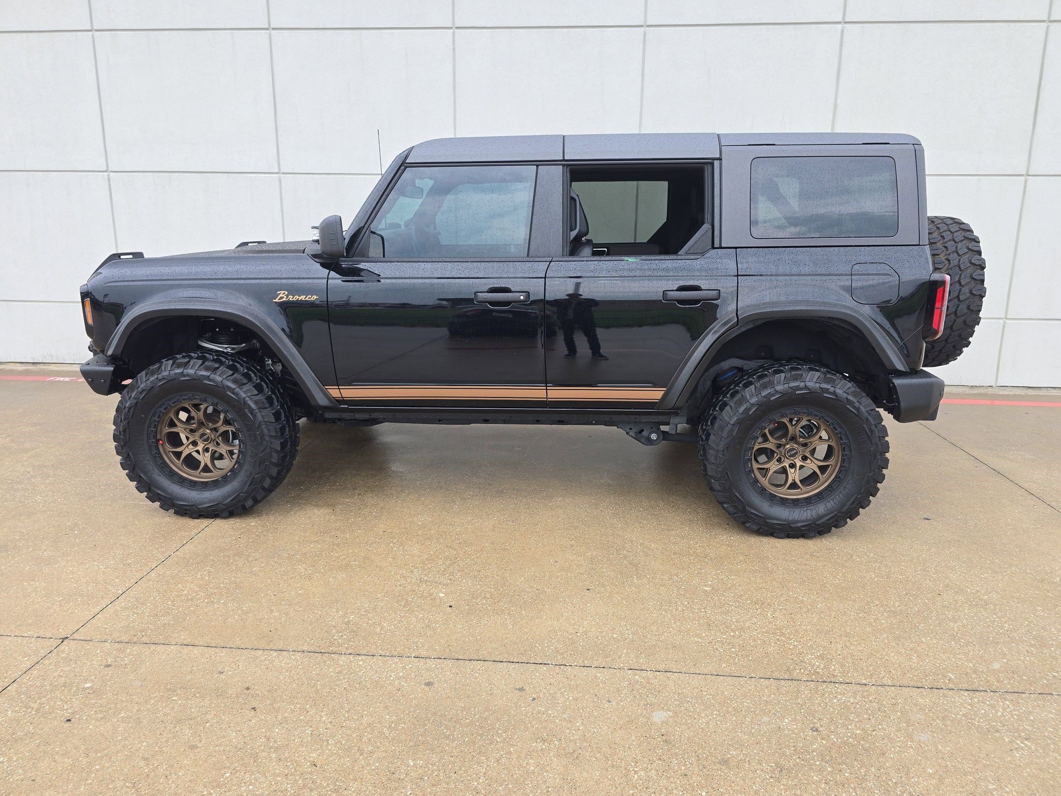 2024 Ford Bronco Wildtrak photo 2